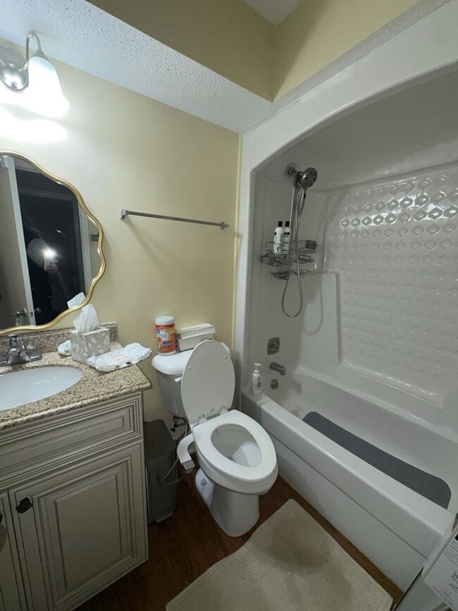 Building Photo - r1423a