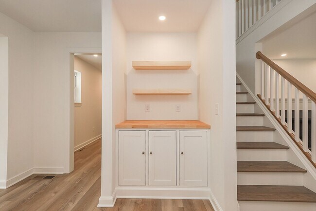 Building Photo - Four bedrooms/2.5 Baths Newly Remodeled Bay Village Home!