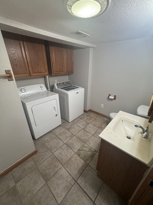 Building Photo - 1011 Park Dr