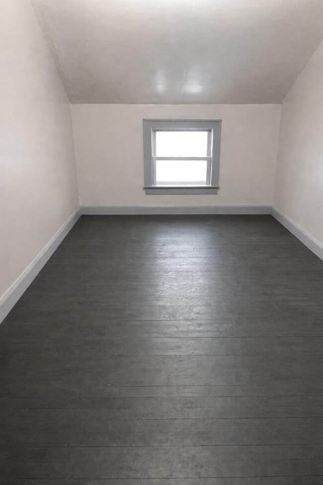 Building Photo - 110 E Monico St