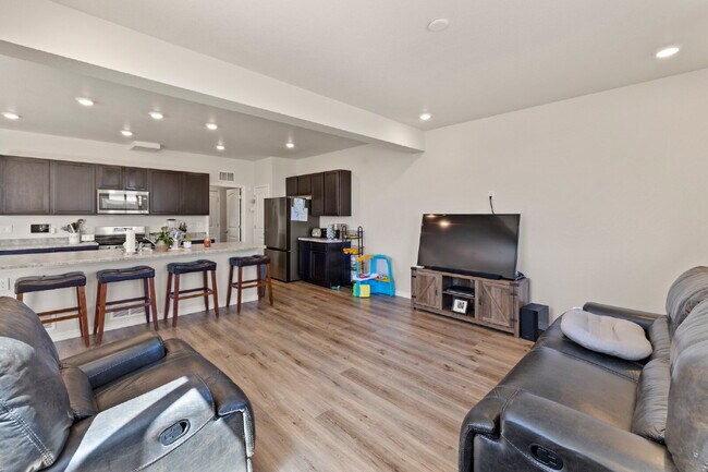 Building Photo - Bright and Beautiful Home with Gourmet Kit...