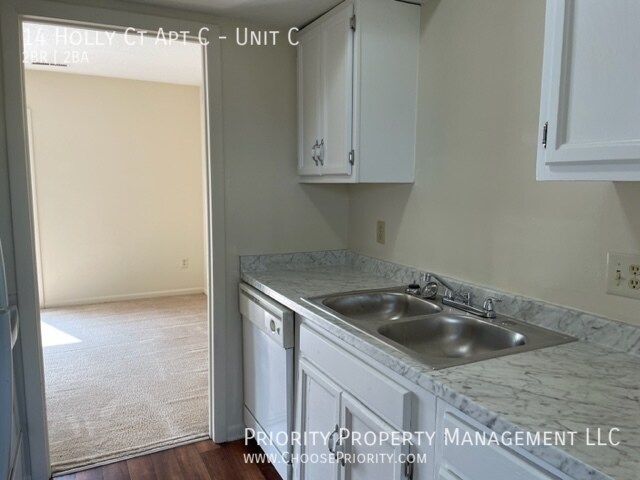 Building Photo - 2 bedroom, 1.5 bath townhome