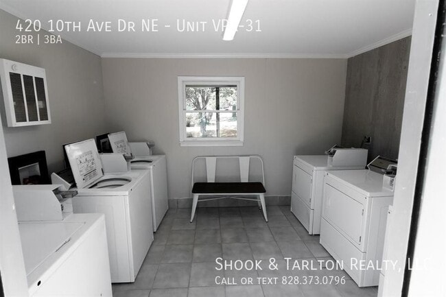 Building Photo - 420 10th Ave Dr NE