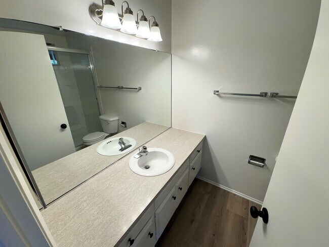 Building Photo - 900penin