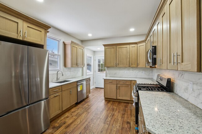 Building Photo - 99 Lincoln St