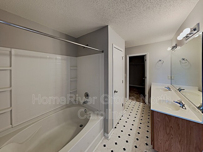 Building Photo - 801 Stockport Way