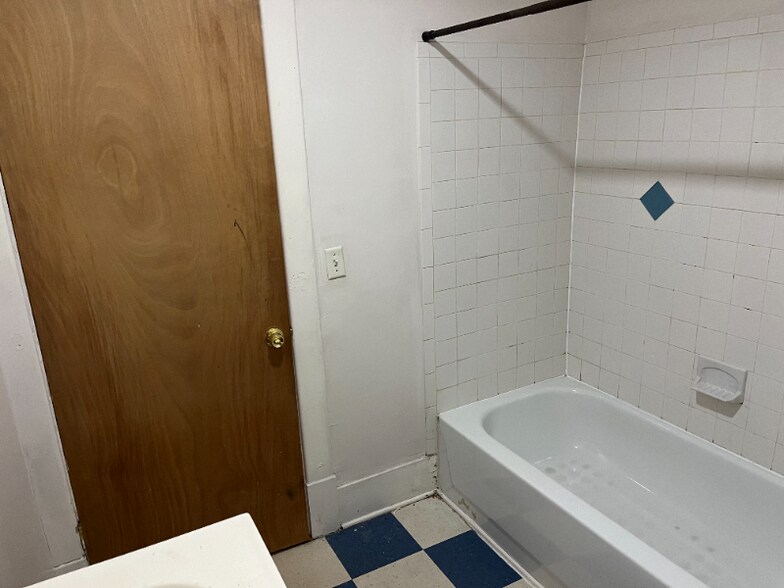 Building Photo - 1619 Lenz Ave