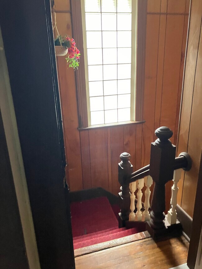 Building Photo - 517 11th Ave W