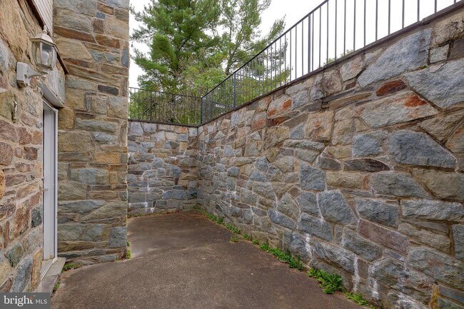 Building Photo - 9420 Holland Ave