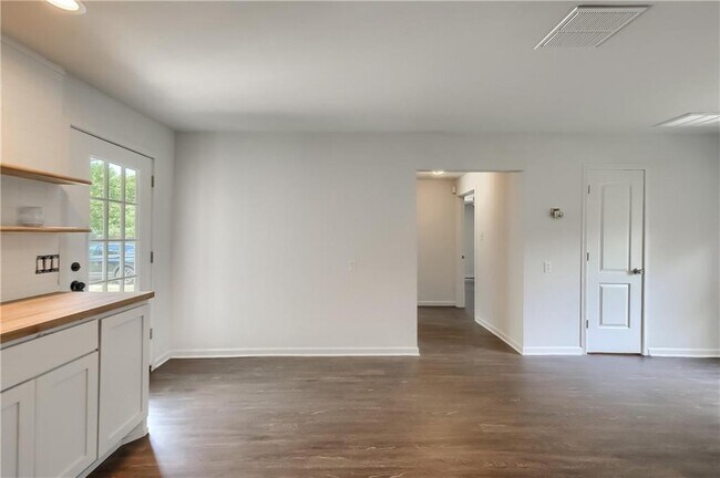 Building Photo - 6707 E Riverside Dr