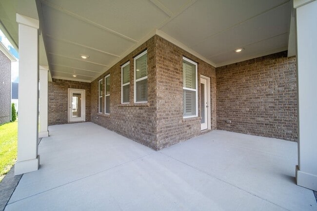 Building Photo - 279 Tanglewood Ln