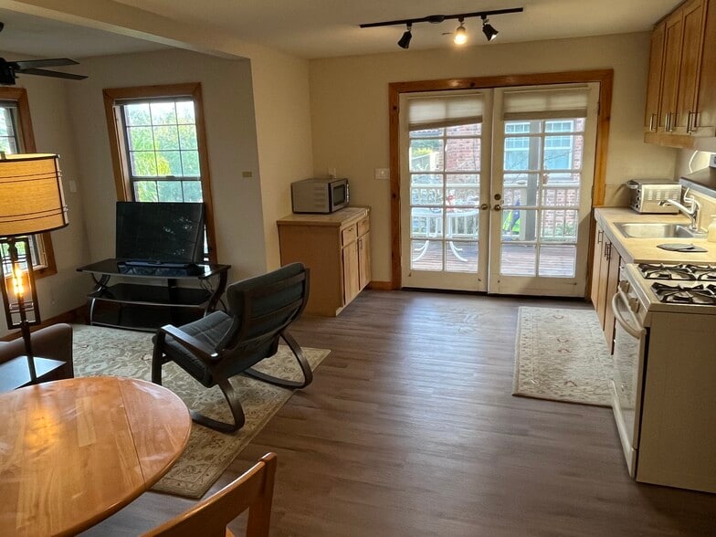 Building Photo - 247 Broad St