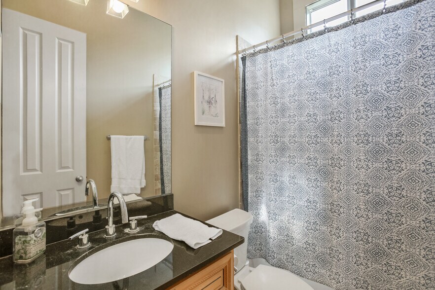 Building Photo - 5415 Danneel St