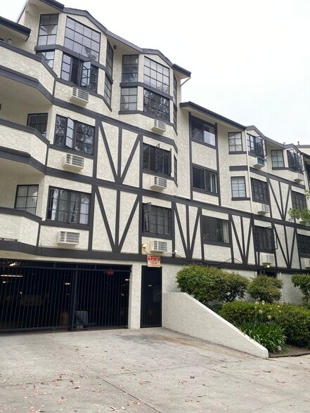 Building Photo - Diamond Head Apartments