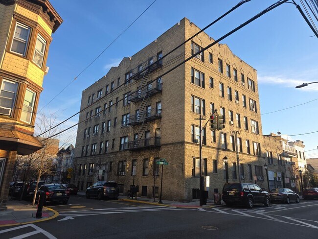 Building Photo - 217 44th St