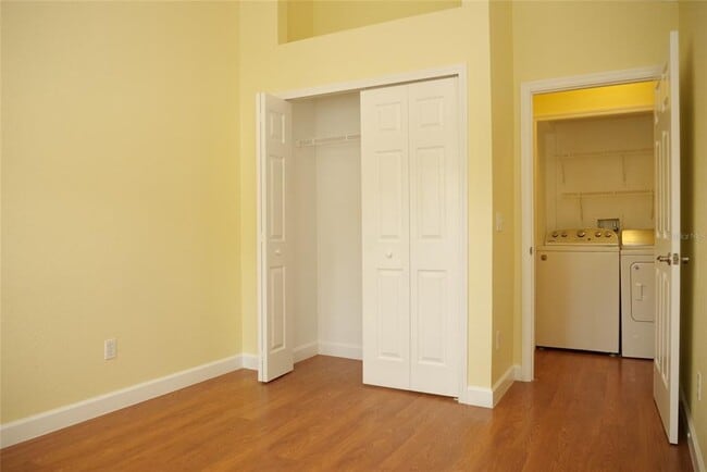 Building Photo - 419 N Fern Creek Ave