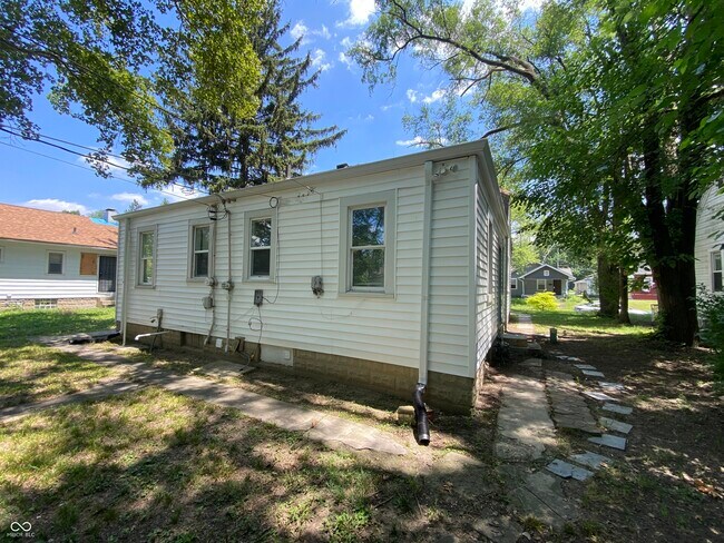 Building Photo - 1462 N Gladstone Ave