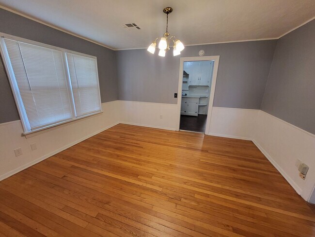 Building Photo - 3 bedroom 1 bathroom house with garage and...