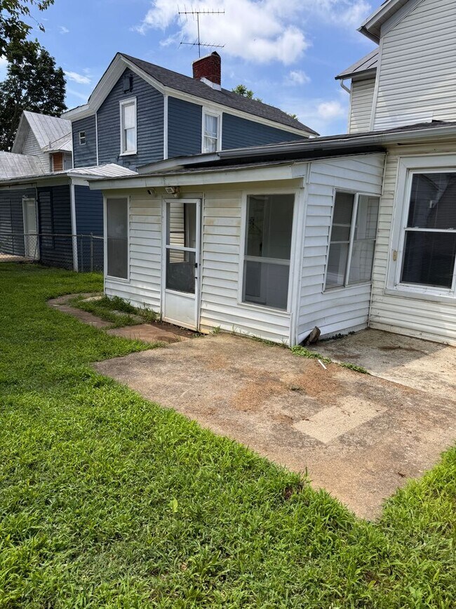 Building Photo - 3 Bedroom || 1 Bathroom Single Family Home