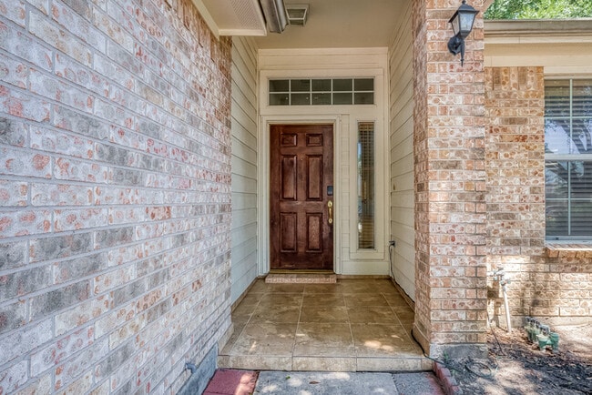 Building Photo - Spacious 3-Bedroom, 2-Bathroom Home with F...
