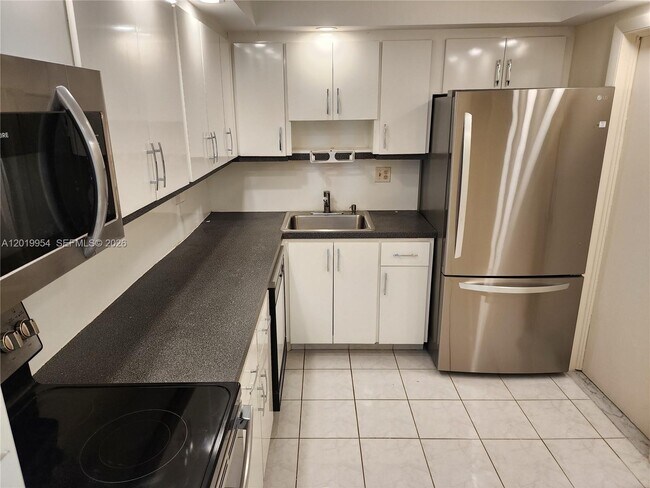 Building Photo - 3161 S Ocean Dr