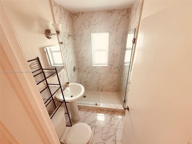 Building Photo - 503 SW 19th Ave