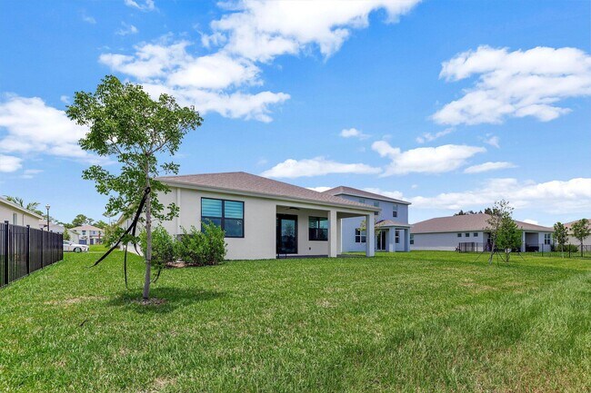 Building Photo - 5795 SE Sky Blue Cir