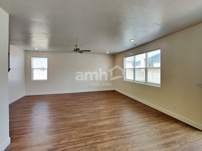 Building Photo - 2054 E Silverado Ln