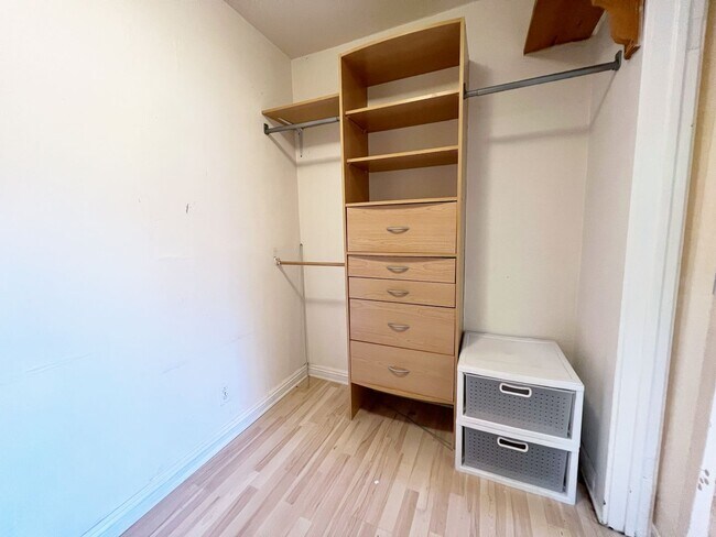 Building Photo - 2 bed 1 bath + Bonus Room