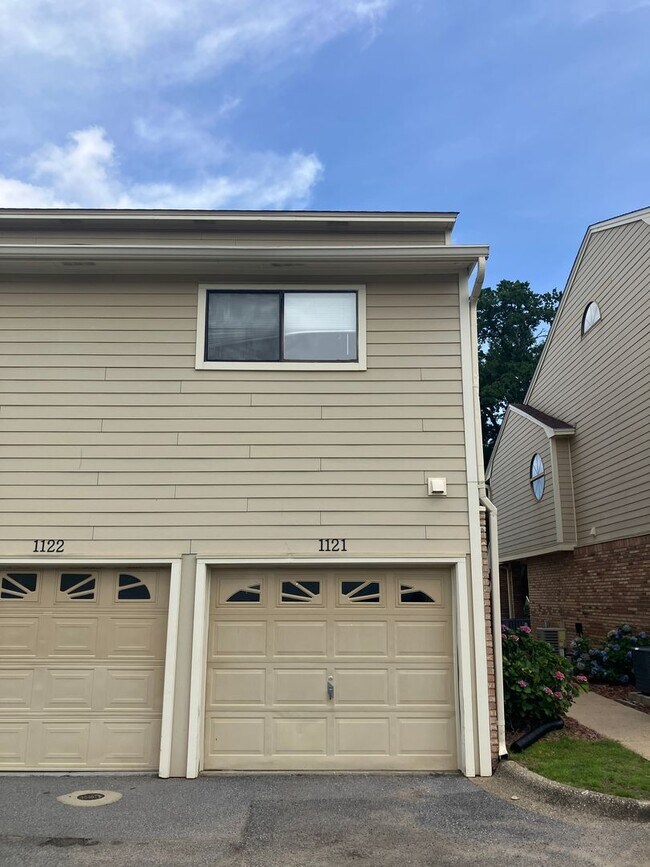 Building Photo - One Bedroom Condo with Loft, One-car Garag...