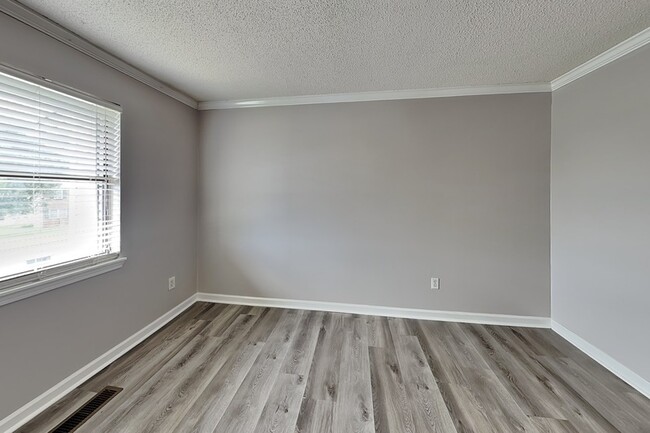 Building Photo - 2468 Hampstead Dr