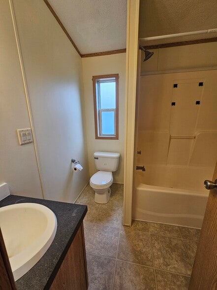 Building Photo - 202 Elm Ln