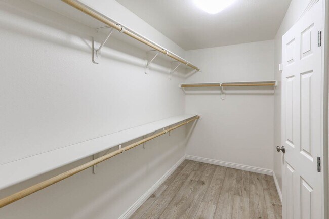 Building Photo - Nicely Upgraded Mountains Edge Gated Commu...
