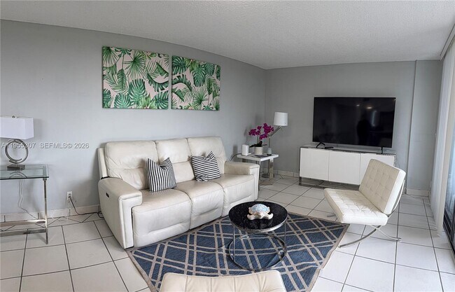 Building Photo - 825 Egret Cir