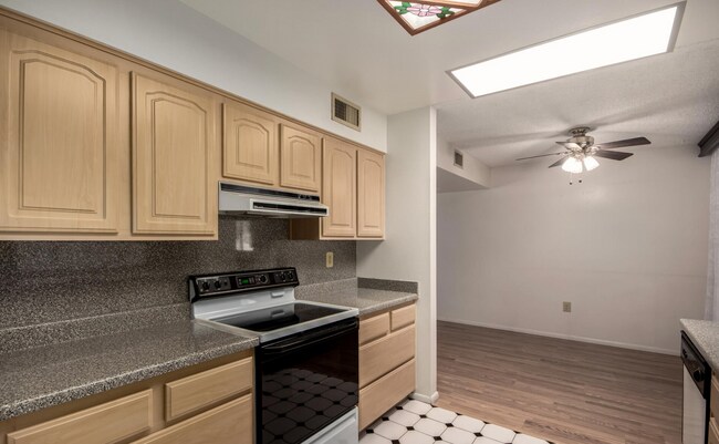 Building Photo - Great home in an active 55+ community!