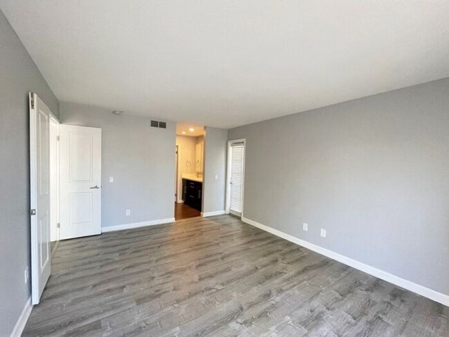 Building Photo - 2 Bedroom / 2 Bath Condo in a guard gated ...