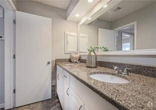 Building Photo - Rare end unit condo at The Crossings, loca...
