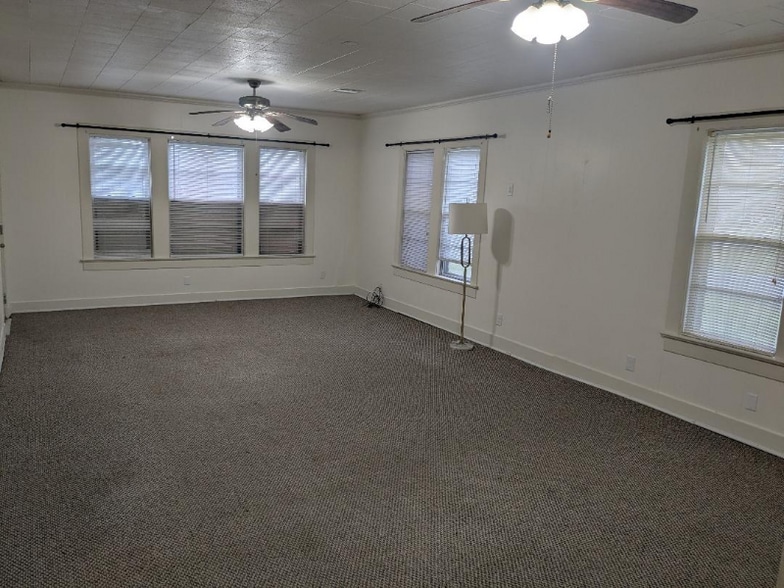 Building Photo - 724 N Eastern Ave