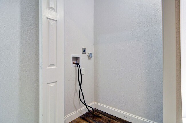 Building Photo - 3 bed 2 bath