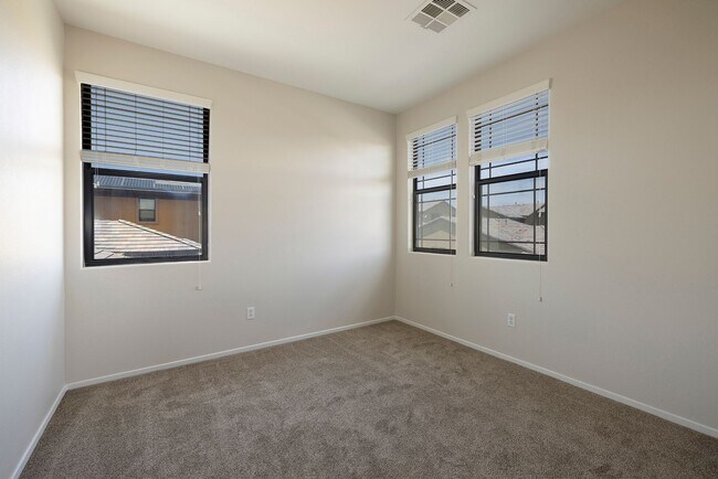 Building Photo - GATED NW HOME - 4 BEDROOMS W/ 1 BED AND BA...