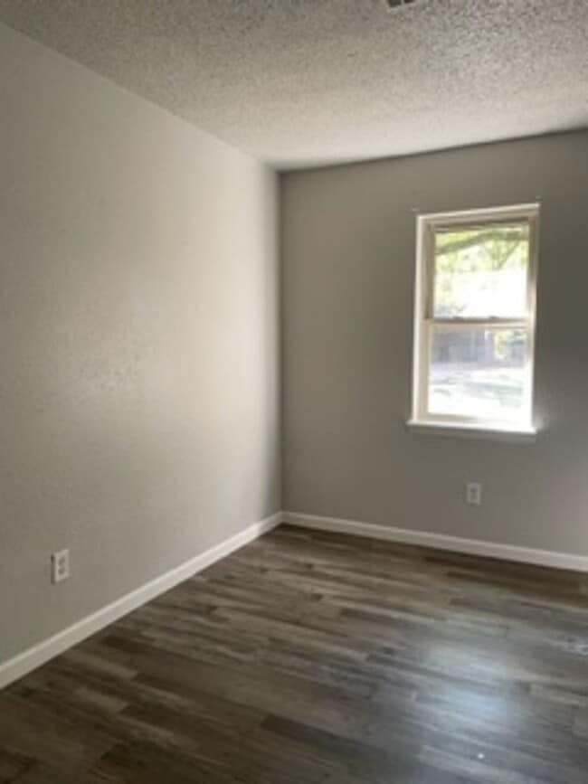 Building Photo - Three Bedroom/1.5 Bath Home