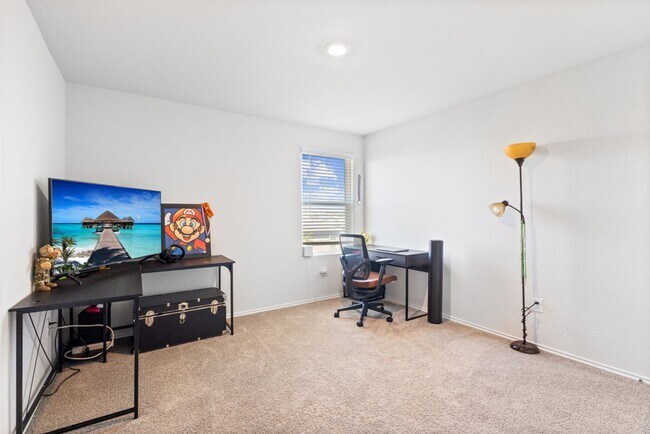 Building Photo - Charming Home Awaits: Spacious & Modern Living in a Prime Location