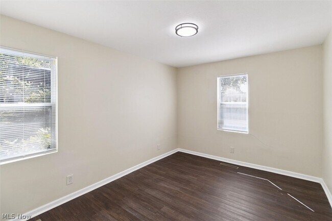Building Photo - 443 Fairway Blvd