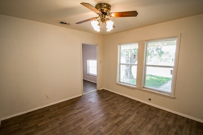 Building Photo - Close to Local Amenities and Downtown