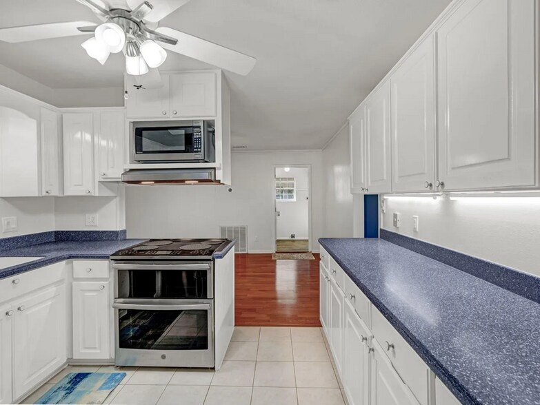 Building Photo - 40 Sharilyn Dr