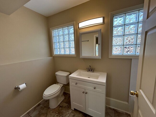 Building Photo - Central - Beautifully Restored and Updated Apartment