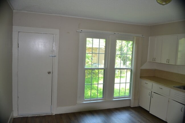 Building Photo - Charming 2 Bed/ 1 Bath Coming Soon!!!