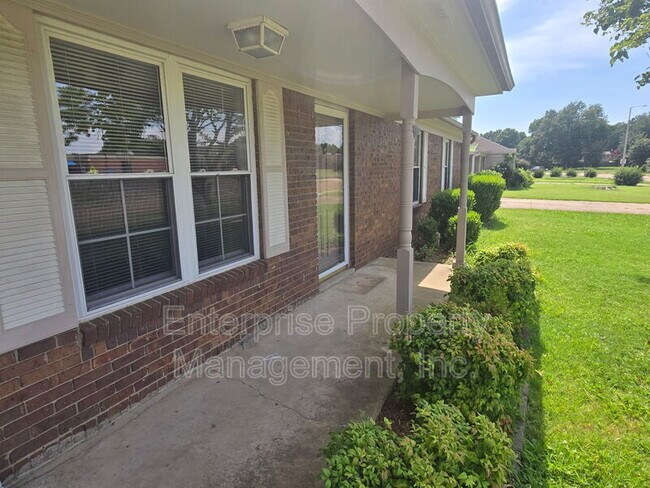 Building Photo - 6967 Dawnhill Rd