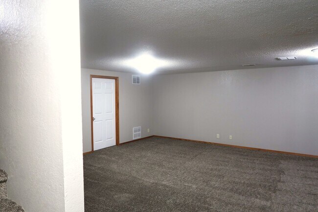 Building Photo - Beautiful 4 Bedroom 3 Bathroom Home