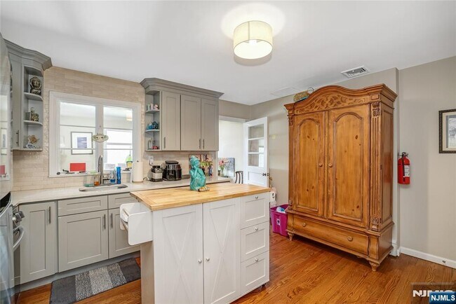 Building Photo - 12 Maple Ave